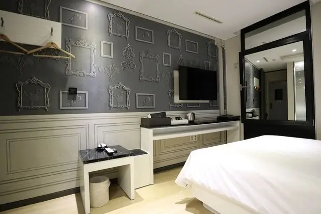 Deluxe Double Room (Fri & Sat Check in 8pm)