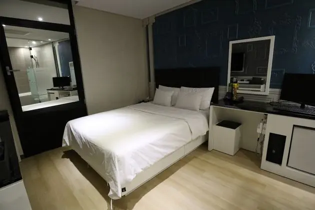 Deluxe Double Room (Fri & Sat Check in 8pm)