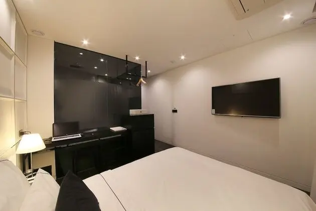 Premier Room(Late Check-in: Mon-Fri 8PM, Sat 10PM, Sum 9PM/1 Parking Lot per Room/Max. 1 Night Stay)