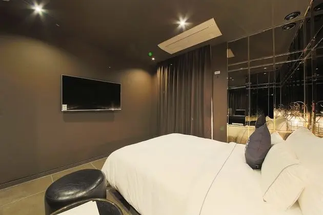 Premier Room(Late Check-in: Mon-Fri 8PM, Sat 10PM, Sum 9PM/1 Parking Lot per Room/Max. 1 Night Stay)