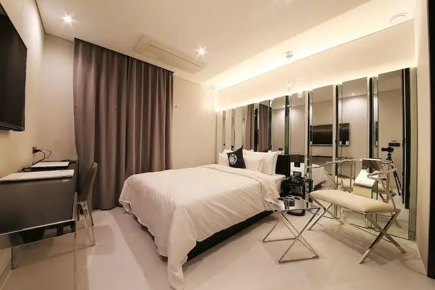 Premier Room(Late Check-in: Mon-Fri 8PM, Sat 10PM, Sum 9PM/1 Parking Lot per Room/Max. 1 Night Stay)