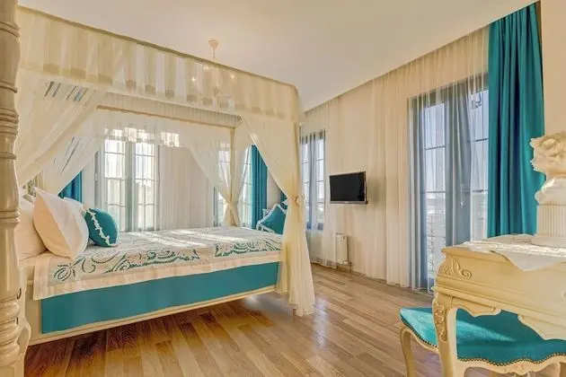 Ust Kat Cibinlikli On Cephe Deniz Manzarali Oda
