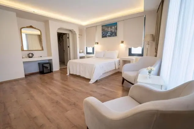 Teraslı Deluxe Oda, Havuz Manzaralı, Küvetli