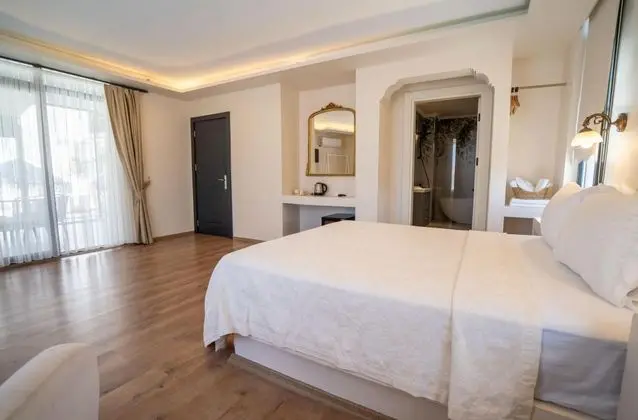 Teraslı Deluxe Oda, Havuz Manzaralı, Küvetli