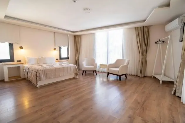 Teraslı Deluxe Oda, Havuz Manzaralı, Küvetli