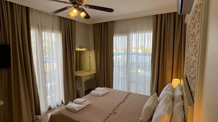 Deluxe Balkonlu Deniz Manzaralı Oda