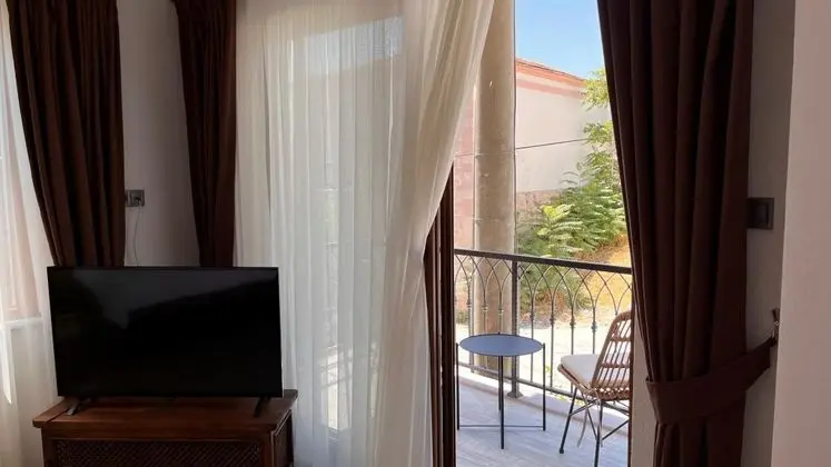 Aile Odası, Kara Manzaralı, Balkonlu