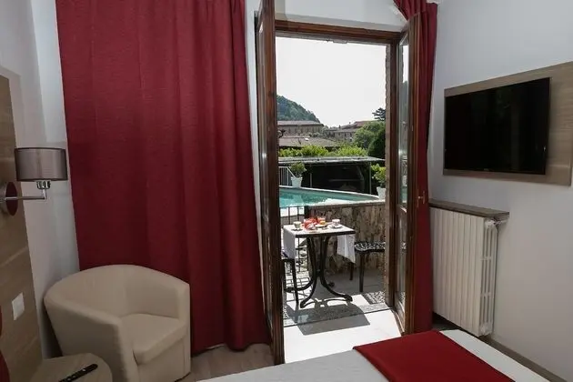 Tek Büyük veya İki Ayrı Yataklı Oda, Havuz Manzaralı (Superior Plus)