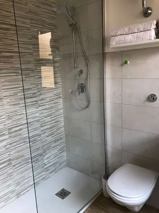 Tek Büyük veya İki Ayrı Yataklı Oda, 1 Yatak Odası, Sigara İçilebilir, Banyolu/Duşlu