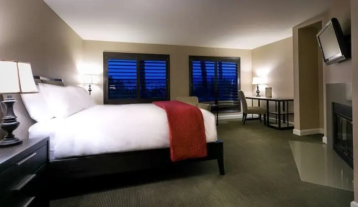 Parlor, 1 King Bed, Fireplace