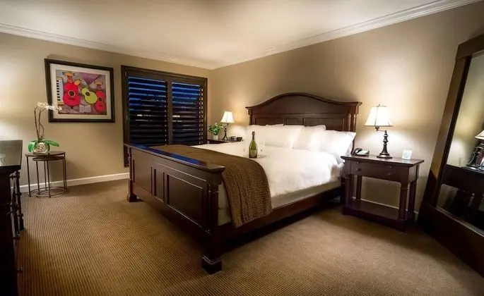 Suite, 1 King Bed, Pet-Friendly