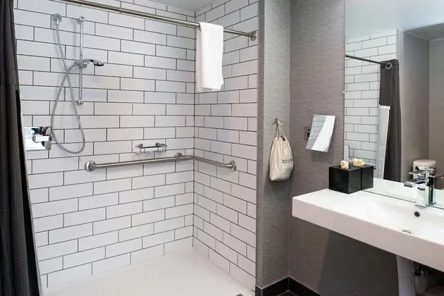 Oda, 1 Büyük (Queen) Boy Yatak, Engellilere Uygun (Roll-In Shower)