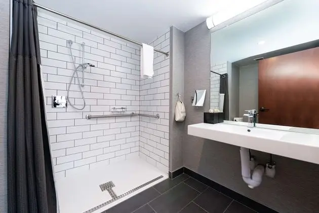 Oda, 1 Büyük (Queen) Boy Yatak, Engellilere Uygun (Roll-In Shower)