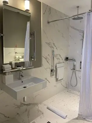 Engellilere uygun banyo