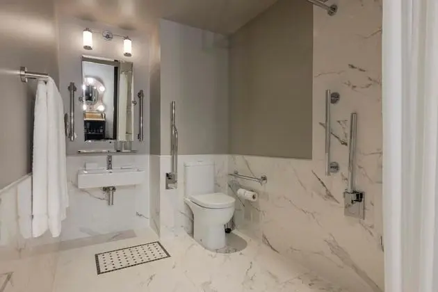 Engellilere uygun banyo