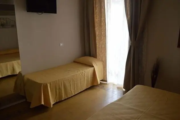 Üç Kişilik Oda (Camera 1)