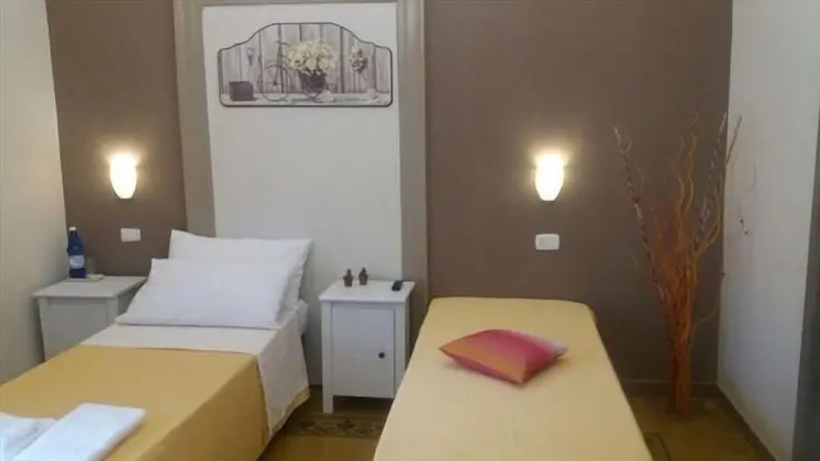 Üç Kişilik Oda (Camera 1)