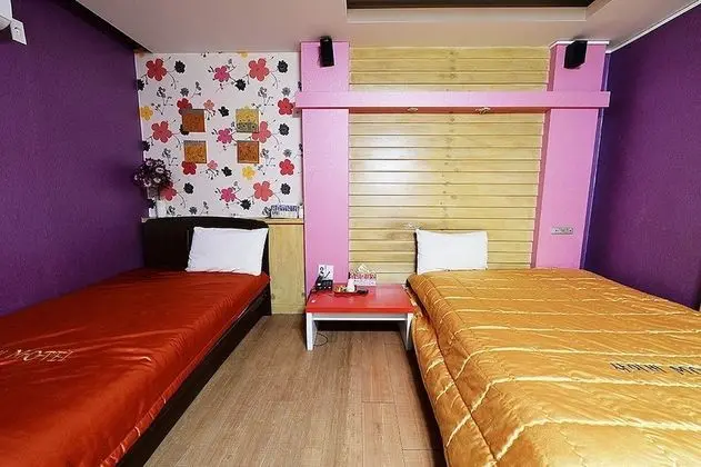 İki Ayrı Yataklı Oda, Birden Çok Yatak (1 Double + 1 Single bed)