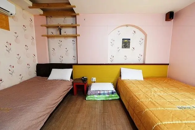 İki Ayrı Yataklı Oda, Birden Çok Yatak (1 Double + 1 Single bed)