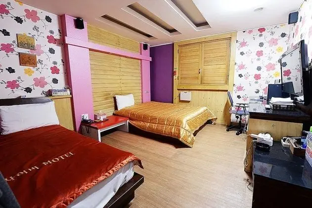 İki Ayrı Yataklı Oda, Birden Çok Yatak (1 Double + 1 Single bed)