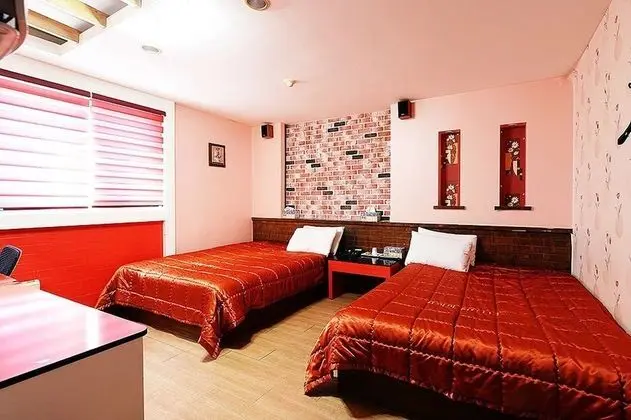 İki Ayrı Yataklı Oda, Birden Çok Yatak (1 Double + 1 Single bed)