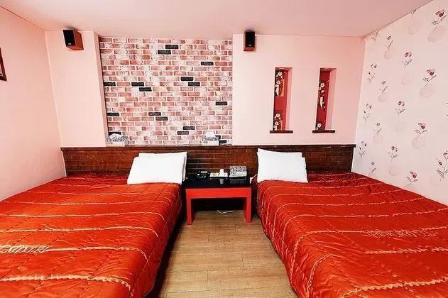 İki Ayrı Yataklı Oda, Birden Çok Yatak (1 Double + 1 Single bed)