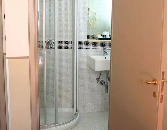 Büyük Yataklı Tek Kişilik Oda