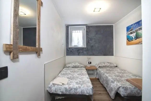 Tek Büyük veya İki Ayrı Yataklı Oda, Ortak Banyo
