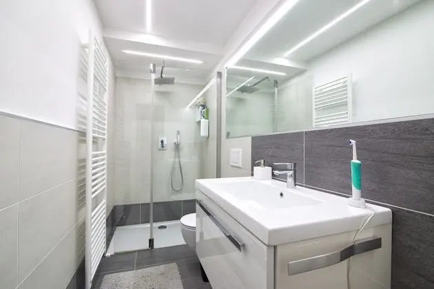 Tek Büyük veya İki Ayrı Yataklı Oda, Ortak Banyo
