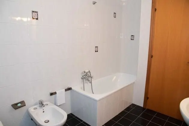 Üç Kişilik Oda, Ortak Banyo