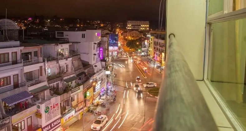 City Tek Büyük Yataklı Oda