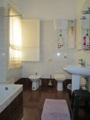 Dört Kişilik Oda, Ortak Banyo