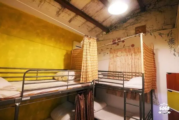 Ortak Ranzalı Oda, 1 Tek Kişilik Yatak
