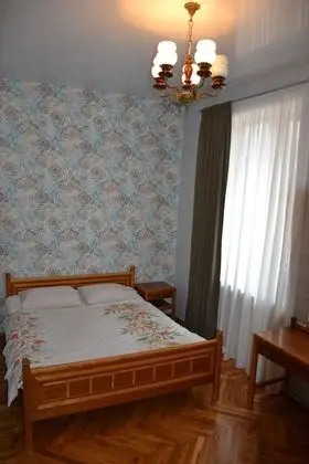 Tek Büyük Yataklı Oda, Ortak Banyo