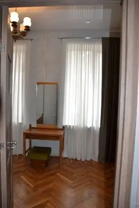 Tek Büyük Yataklı Oda, Ortak Banyo