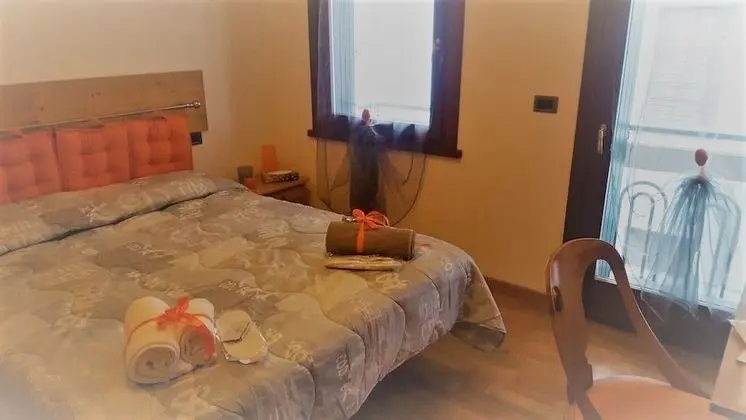 Tek Büyük Yataklı Oda, 1 Çift Kişilik Yatak, Ortak Banyo, Şehir Manzaralı (Paola)