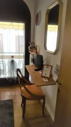 Tek Büyük Yataklı Oda, 1 Çift Kişilik Yatak, Ortak Banyo, Şehir Manzaralı (Paola)