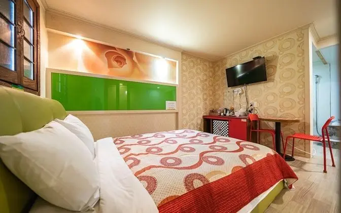 Oda (Deluxe room (super single queen half )
