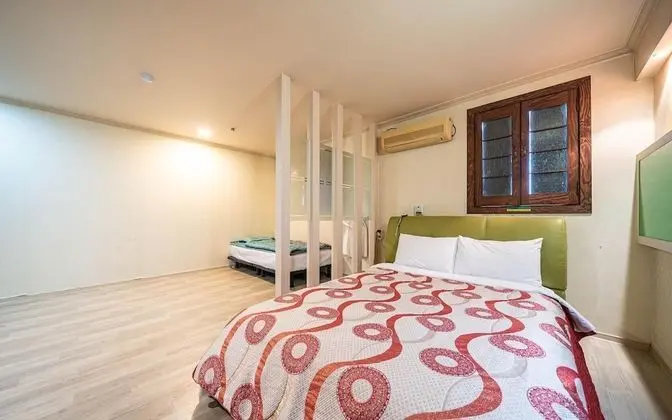 Oda (Deluxe room (super single queen half )