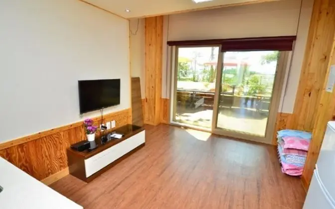 Oda (Room 103 White Room)