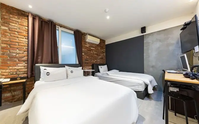 Oda (Business Twin (Netflix available))