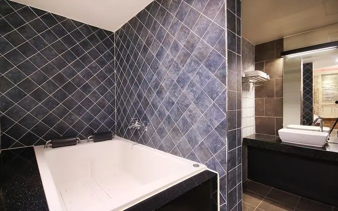 Oda (Premium (Netflix Available Bathtub Ho)