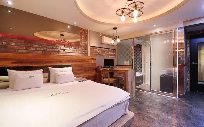 Oda (Standard (Netflix Available Bathtub H)