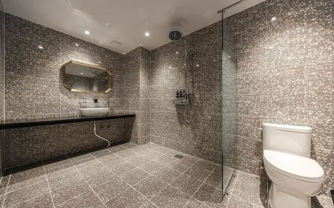 Oda (Deluxe (Free Netflix available / Air )