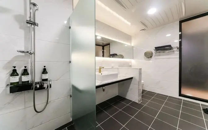 Oda (DELUXE Twin (Deluxe Twin Netflix Free)