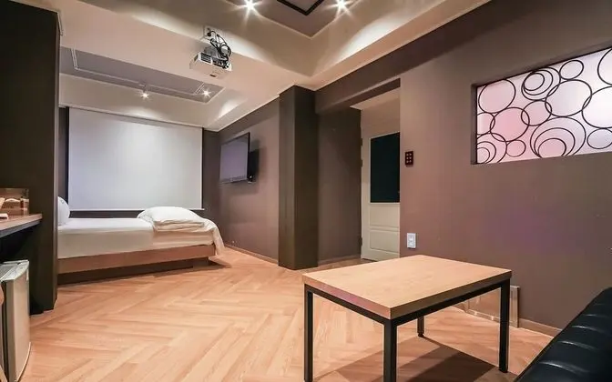 Oda (Suite gaming room (baggable large scr)