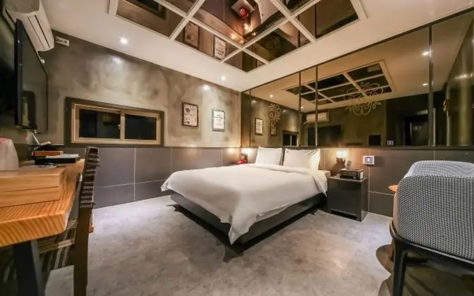 Oda (Premium Double (Netflix & Wave viewin)