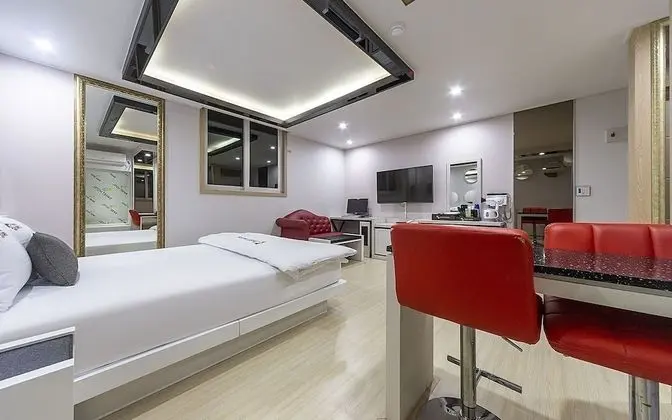 Oda (Suite (all rooms available for Netfli)