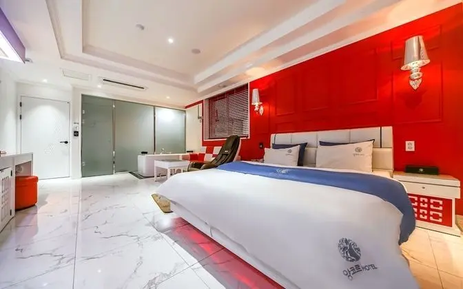 Oda (Deluxe (Free Netflix viewing availabl)