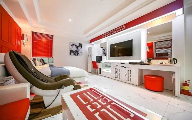 Oda (Deluxe (Free Netflix viewing availabl)